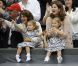 Les jumelles Myla et Charlene, avec leur maman Mirka, n'ont rien manqué du retour de leur papa Roger Federer au sommet de Wimbledon et de l'ATP, dimanche 8 juillet 2012 à Londres.