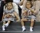 Les jumelles Myla et Charlene, avec leur maman Mirka, n'ont rien manqué du retour de leur papa Roger Federer au sommet de Wimbledon et de l'ATP, dimanche 8 juillet 2012 à Londres.