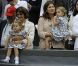 Les jumelles Myla et Charlene, avec leur maman Mirka, n'ont rien manqué du retour de leur papa Roger Federer au sommet de Wimbledon et de l'ATP, dimanche 8 juillet 2012 à Londres.
