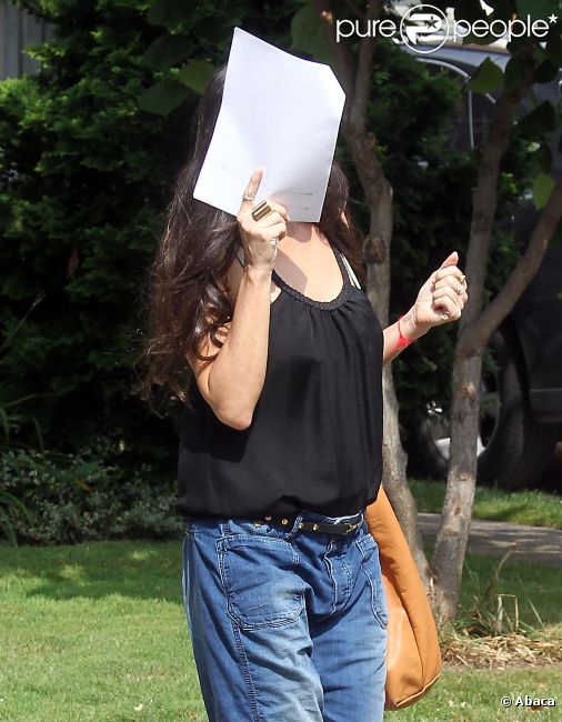 Demi Moore se cachant sur le tournage du film Very Good Girls le 9 juillet 2012 à New York
