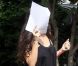 Demi Moore se cachant sur le tournage du film Very Good Girls le 9 juillet 2012 à New York