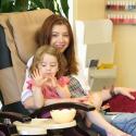 Alyson Hannigan : Manucure avec Satyana, entre mère et fille complices