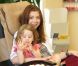 Alyson Hannigan : Manucure avec Satyana, entre mère et fille complices