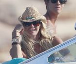 Elle Macpherson profite du soleil d'Ibiza, lors de ses vacances avec ses fils le 14 juillet 2012
