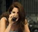 Lana Del Rey : Cigarette et boisson sur scène, plus gangsta que Nancy Sinatra