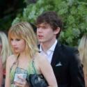 Emma Roberts profite d'un beau mariage pour présenter son nouvel homme