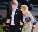 Emma Roberts profite d'un beau mariage pour présenter son nouvel homme
