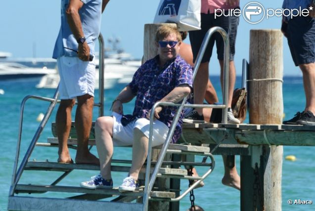 Elton John au Club 55 de St-Tropez, le lundi 16 juillet 2012. - photos Purepeople