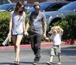 Pete Wentz, sa compagne Meagan Camper et son fils Bronx apprécient une petite journée en famille à Los Angeles le 17 juillet 2012