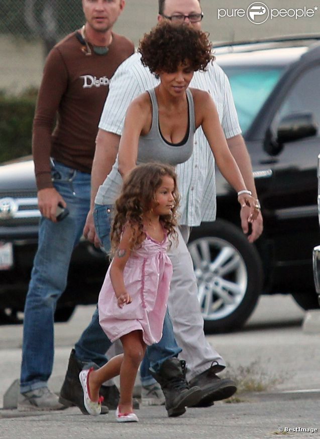Hally Berry et la petite Nahla sur le tournage de  The Hive , à Los Angeles, le 19 juillet 2012.