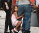 La petite Nahla s'accroche ocmme un koala à la jambe de sa maman Halle Berry sur le tournage de  The Hive , à Los Angeles, le 19 juillet 2012.