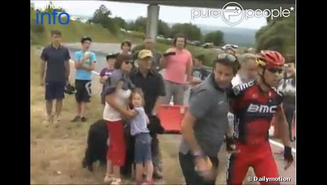 Philippe Gilbert renversé par un chien et très en colère le contre les propriétaires le 20 juillet 2012 sur le Tour de France