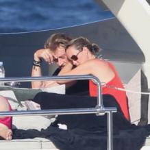 Pause tendresse pour Johnny et Laeticia Hallyday à bord d'un yacht, à Saint-Jean-Cap-Ferrat, le 21 juillet 2012.