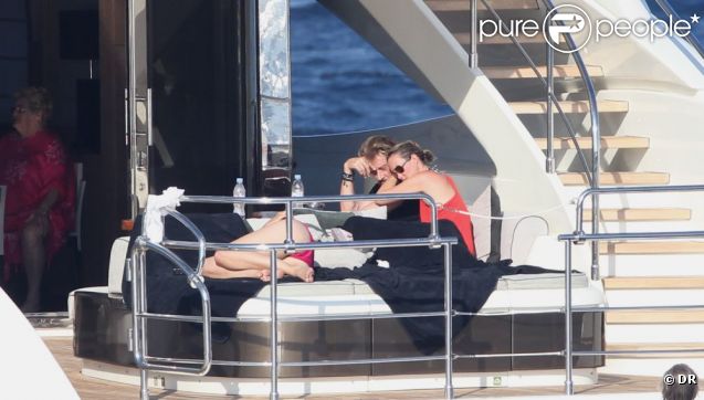 Pause tendresse pour Johnny et Laeticia Hallyday à bord d'un yacht, à Saint-Jean-Cap-Ferrat, le 21 juillet 2012.