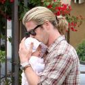 Chris Hemsworth pouponne sous les yeux de sa femme Elsa Pataky, ravie