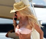 Victoria Silvstedt passe du bon temps lors de ses vacances à Saint-Tropez le 25 juillet 2012