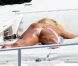 Victoria Silvstedt passe du bon temps lors de ses vacances à Saint-Tropez le 25 juillet 2012