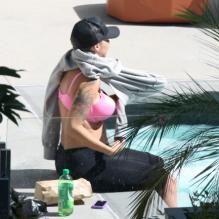 Amber Rose affiche des formes généreuses qu'elle tente de cacher alors qu'elle passe l'après-midi à son hôtel à Hollywood, Los Angeles, le 26 juillet 2012