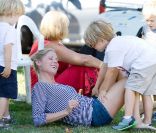 Julie Bowen profite de ses adorables garçons sous le soleil de Los Angeles le 29 juillet 2012