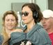 Maggie Gyllenhaal, son bébé contre son coeur, en balade avec mari et mère