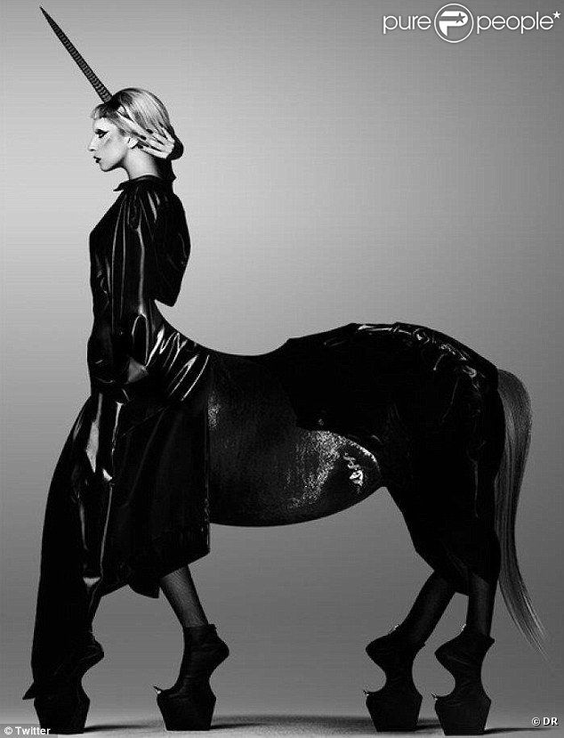 Lady Gaga a dévoilé en juillet 2012 une étrange photo d'elle croisée avec une licorne, prémices de son prochain album,  ARTPOP .