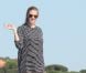 Lara Stone parfaitement moulée dans un long t-shirt profite du soleil à Saint Tropez le 8 août 2012