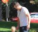 Robin Thicke s'occupe de son fils Julian dans un parc de Los Angeles le 9 août 2012