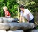 Robin Thicke s'occupe de son fils Julian dans un parc de Los Angeles le 9 août 2012