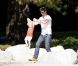 Robin Thicke s'occupe de son fils Julian dans un parc de Los Angeles le 9 août 2012