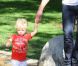 Robin Thicke s'occupe de son fils Julian dans un parc de Los Angeles le 9 août 2012