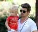 Robin Thicke s'occupe de son fils Julian dans un parc de Los Angeles le 9 août 2012