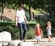 Entre hommes, Robin Thicke s'occupe de son fils Julian dans un parc de Los Angeles le 9 août 2012