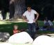 Robin Thicke s'occupe de son fils Julian dans un parc de Los Angeles le 9 août 2012