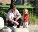 Attentif, Robin Thicke s'occupe de son fils Julian dans un parc de Los Angeles le 9 août 2012
