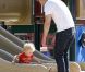 Robin Thicke s'occupe de son fils Julian dans un parc de Los Angeles le 9 août 2012