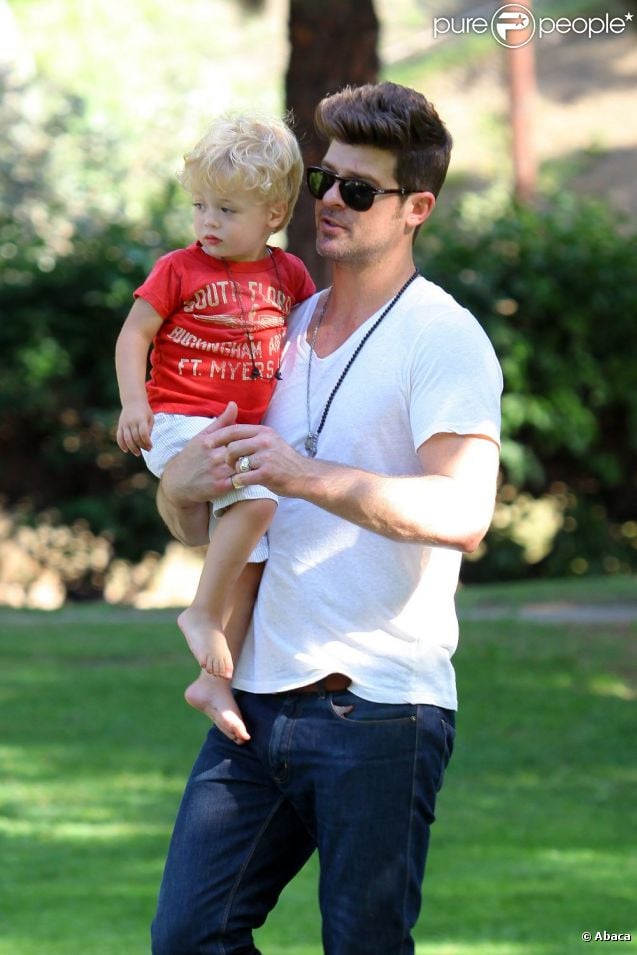 Robin Thicke s'occupe de son fils Julian dans un parc de Los Angeles le 9 août 2012