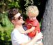 Robin Thicke s'occupe de son fils Julian dans un parc de Los Angeles le 9 août 2012
