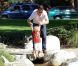 Robin Thicke s'occupe de son fils Julian dans un parc de Los Angeles le 9 août 2012