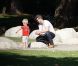 Robin Thicke s'occupe de son fils Julian dans un parc de Los Angeles le 9 août 2012