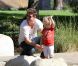 Robin Thicke s'occupe de son fils Julian dans un parc de Los Angeles le 9 août 2012