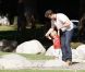 Robin Thicke s'occupe de son fils Julian dans un parc de Los Angeles le 9 août 2012