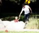Robin Thicke s'occupe de son fils Julian dans un parc de Los Angeles le 9 août 2012