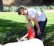 Robin Thicke s'occupe de son fils Julian dans un parc de Los Angeles le 9 août 2012