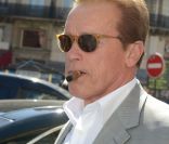 Arnold Schwarzenegger, son fils Patrick et sa fille Katherine vont déjeuner au Jules Verne à Paris le 10 août 2012