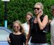 Kate Moss et sa fille Lila Grace, tous les deux lookées, dans les rues de Londres, le 11 août 2012