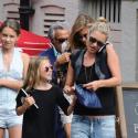 Kate Moss, occupée au téléphone, délaisse son adorable fille Lila Grace