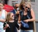 Kate Moss au téléphone et sa fille Lila Grace dans les rues de Londres, le 11 août 2012
