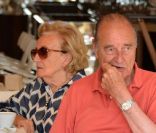 Jacques Chirac et son épouse Bernadette, attablés au restaurant Le Girelier, à Saint-Tropez le 12 août 2012