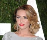 Miley Cyrus ose le ombré hair pour rayonner sous les projecteurs. Soirée post-Oscars Vanity Fair en février 2012