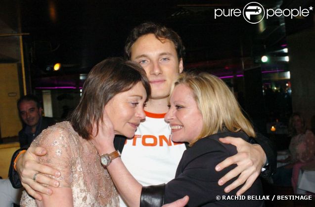 Véronique Sanson auprès de son fils Christopher Stills et de sa soeur Violaine, à Paris, avril 2004.